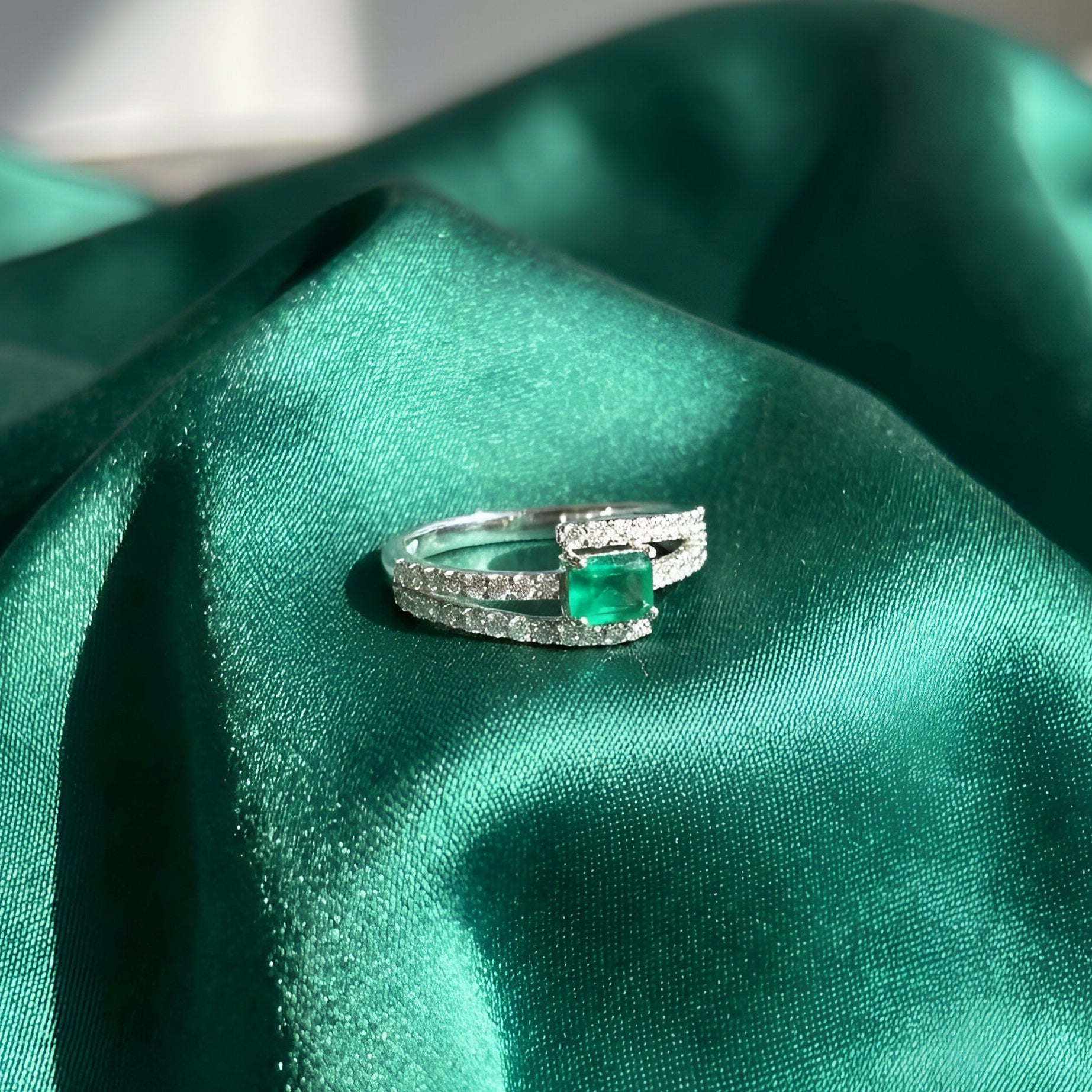 Classy Emerald Diamond Ring in 18k White Gold