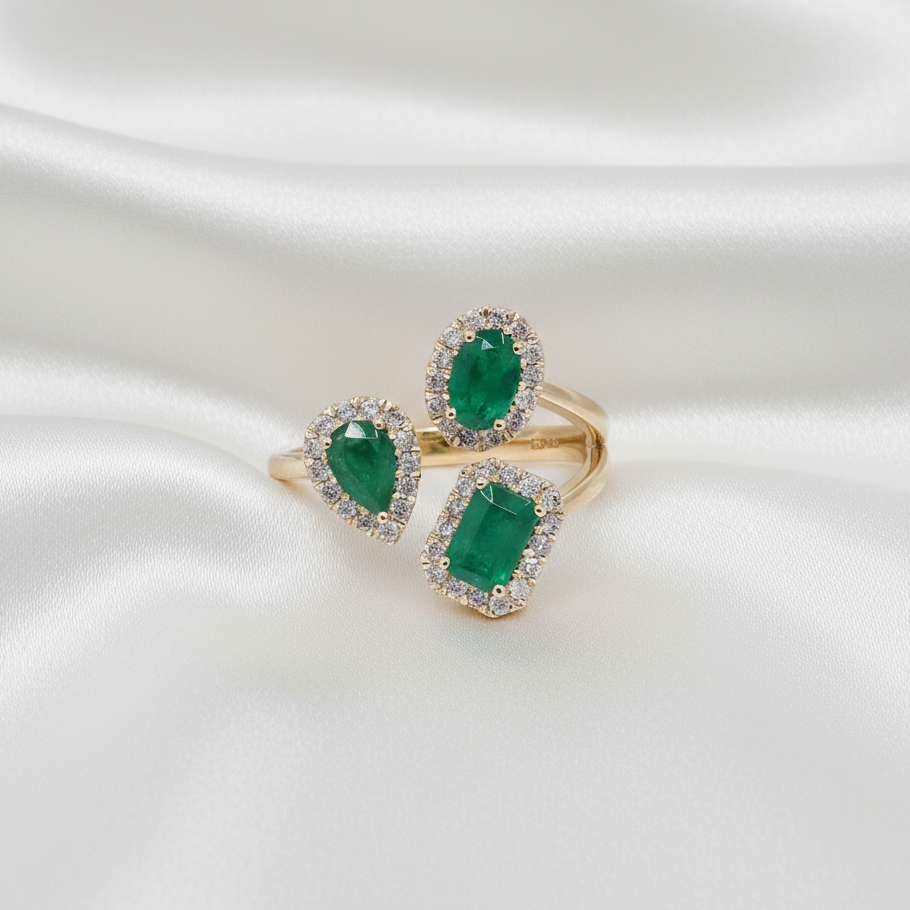Emerald Diamond Ring in 18K Yellow Gold