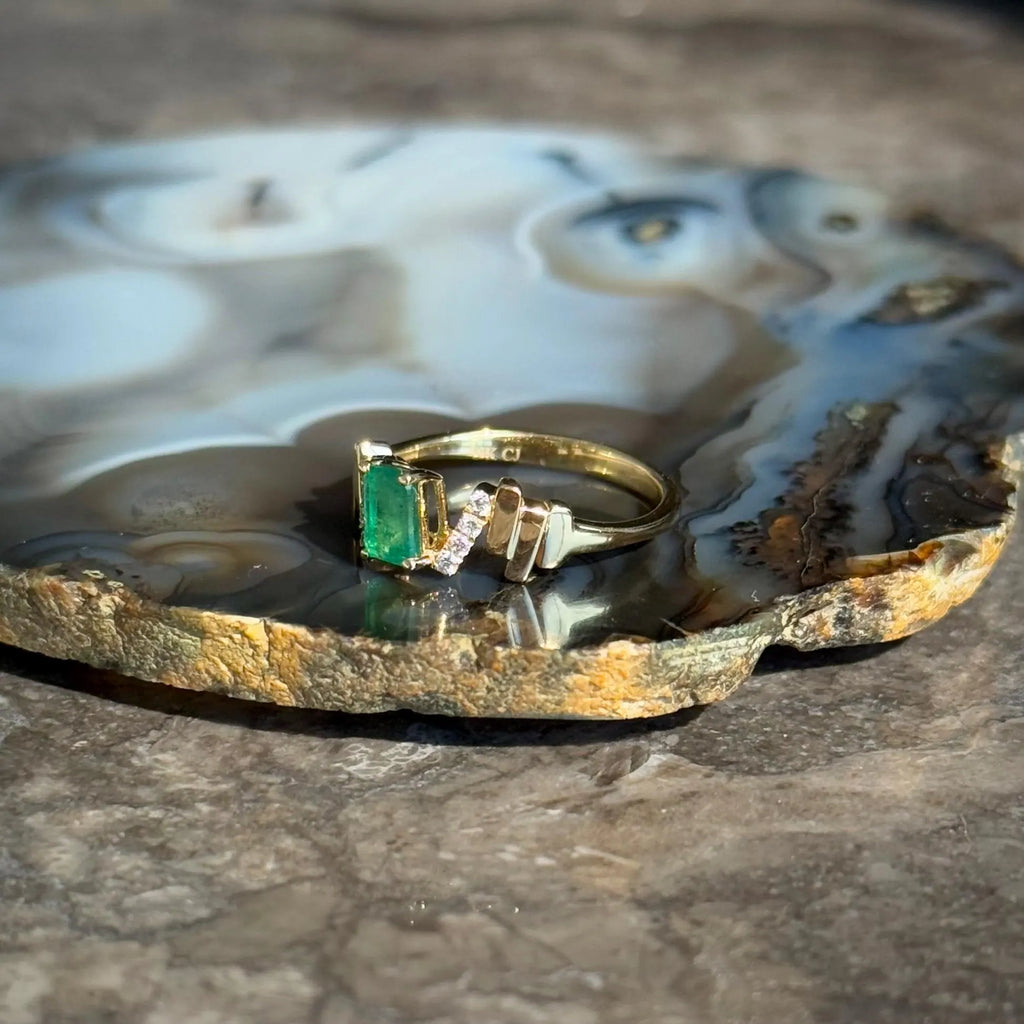 Modern Emerald Diamond Ring in 18k Yellow Gold