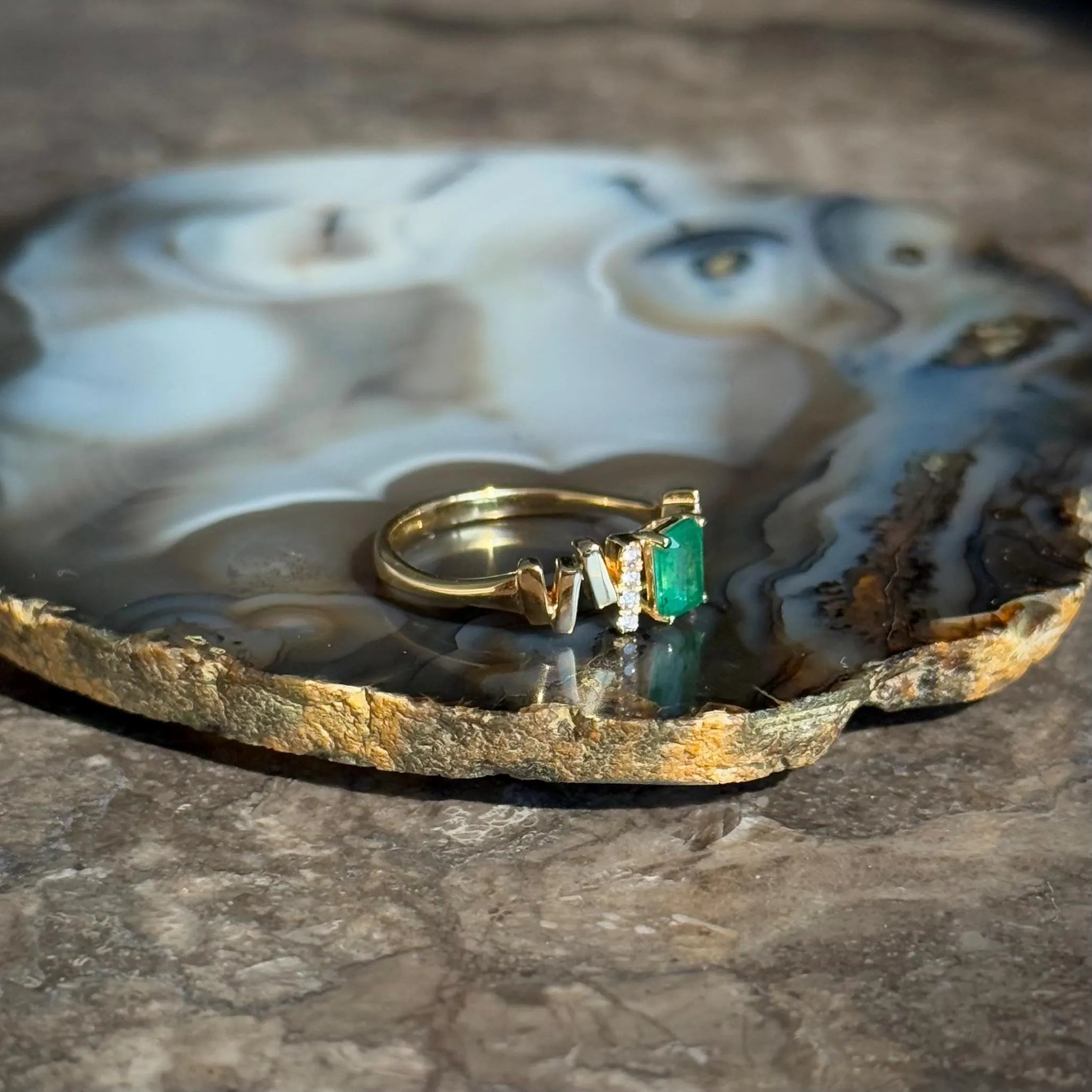 Modern Emerald Diamond Ring in 18k Yellow Gold