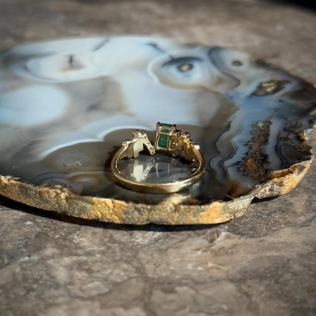 Modern Emerald Diamond Ring in 18k Yellow Gold