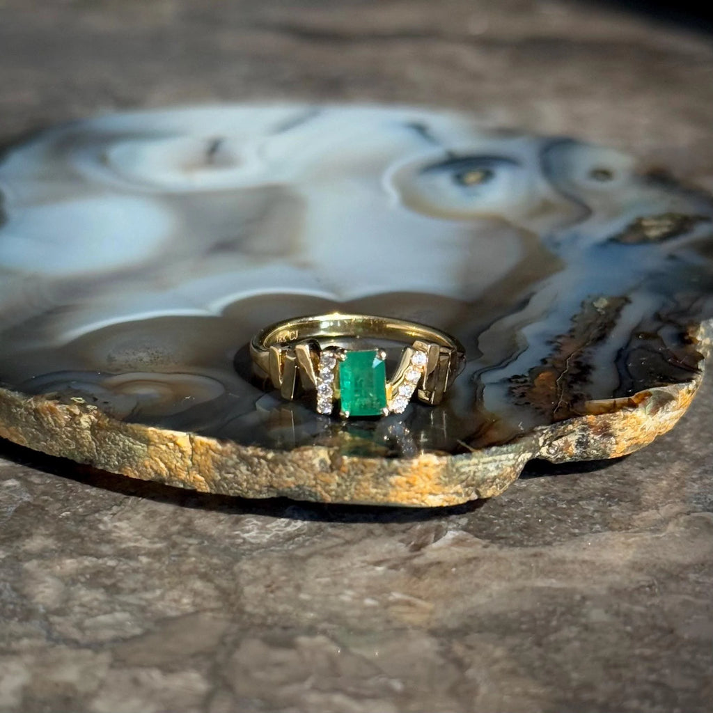 Modern Emerald Diamond Ring in 18k Yellow Gold
