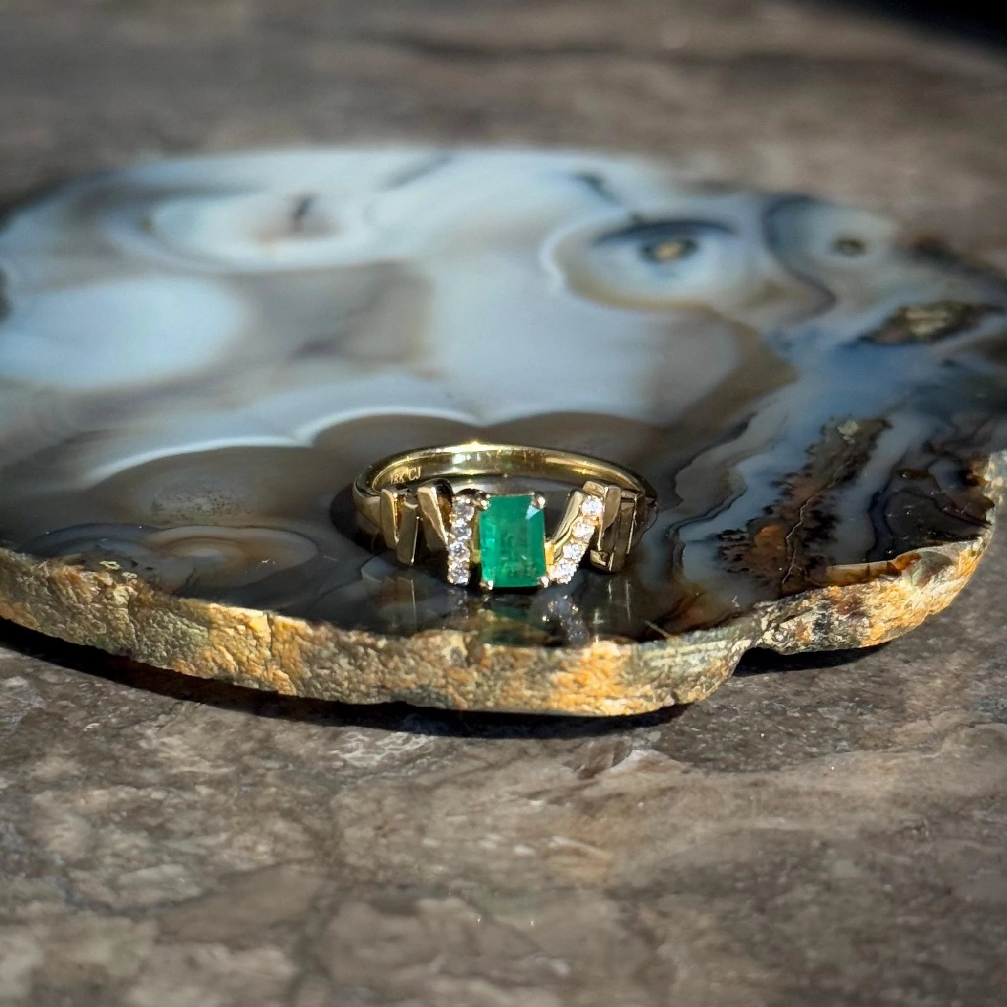 Modern Emerald Diamond Ring in 18k Yellow Gold