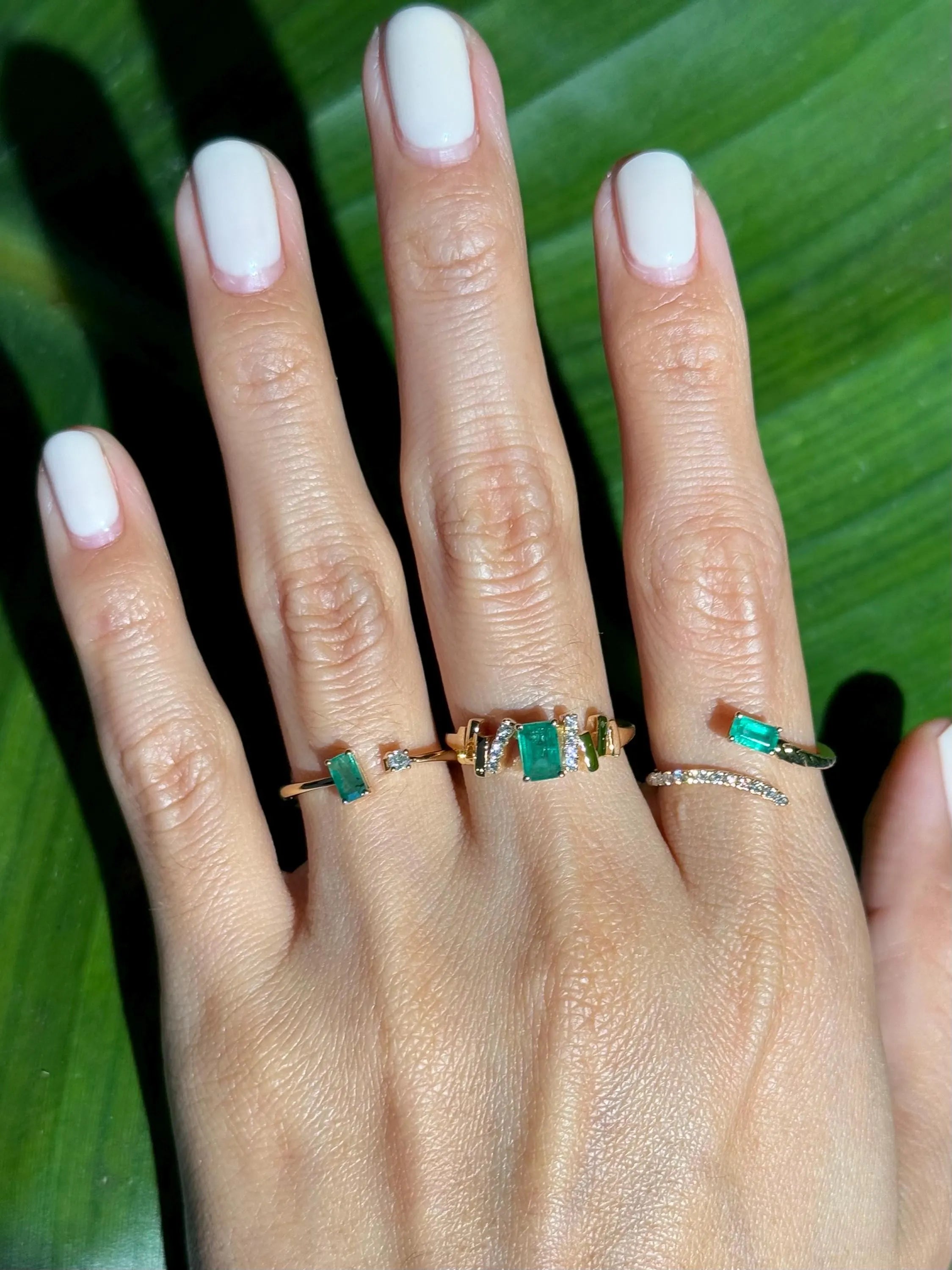 Modern Emerald Diamond Ring in 18k Yellow Gold