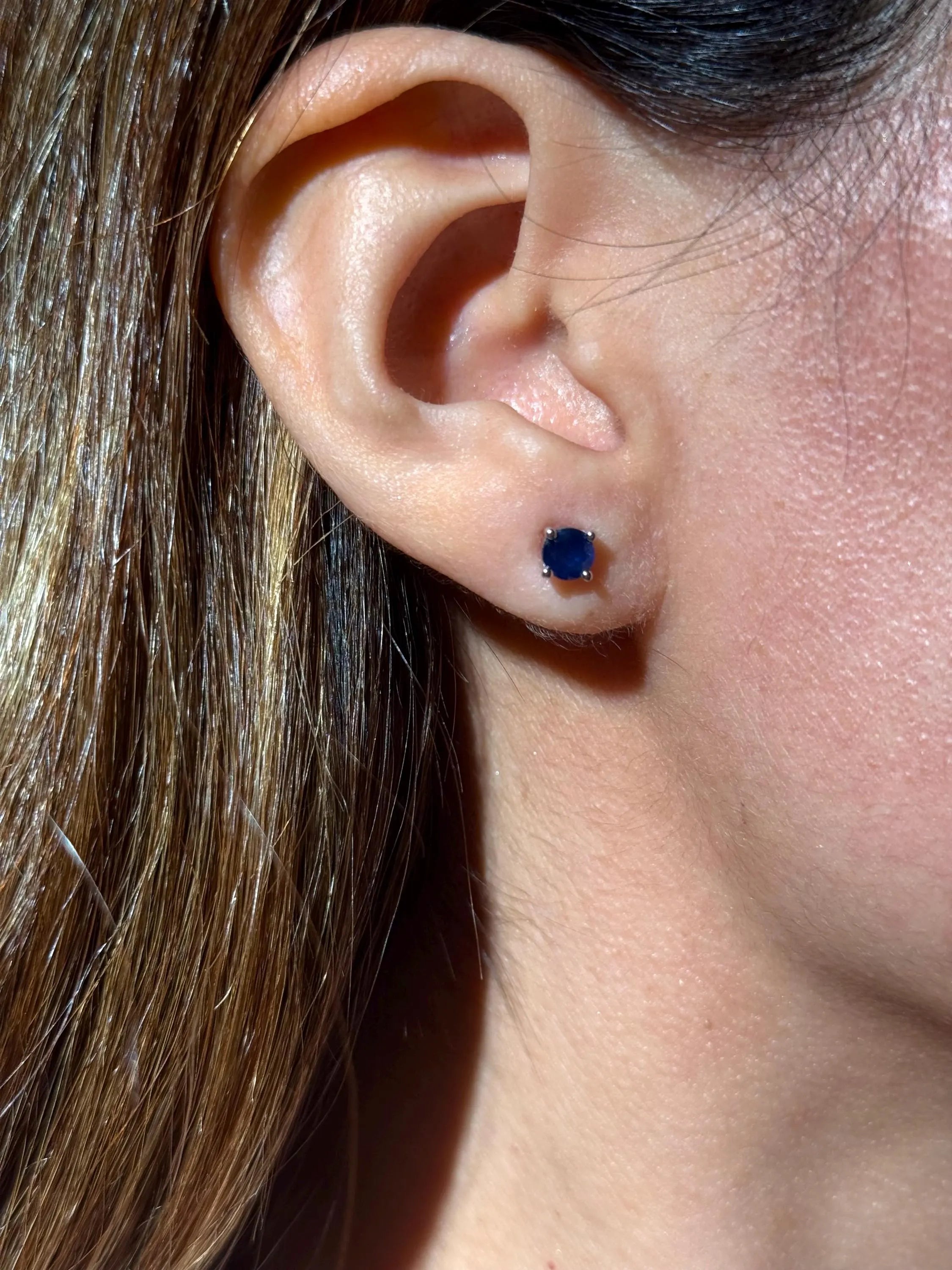 Round Sapphire Stud Earrings in 14k White Gold