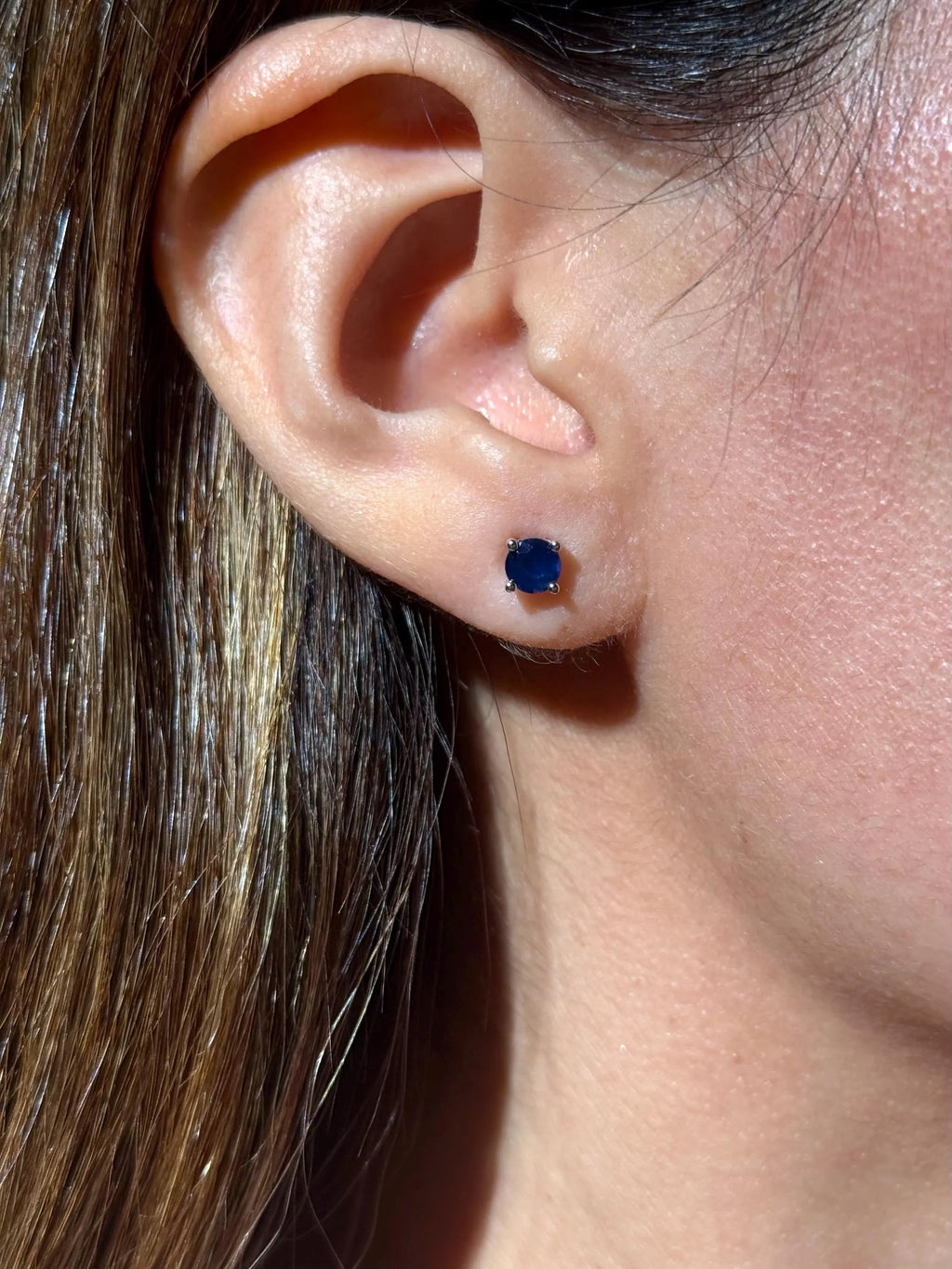 Round Sapphire Stud Earrings in 14k White Gold