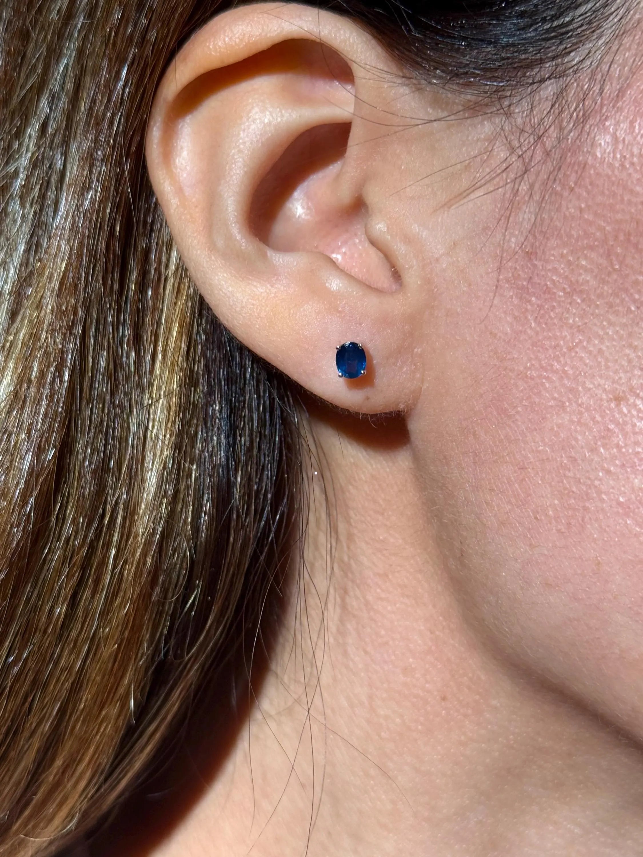 Oval Sapphire Stud Earrings in 14k White Gold