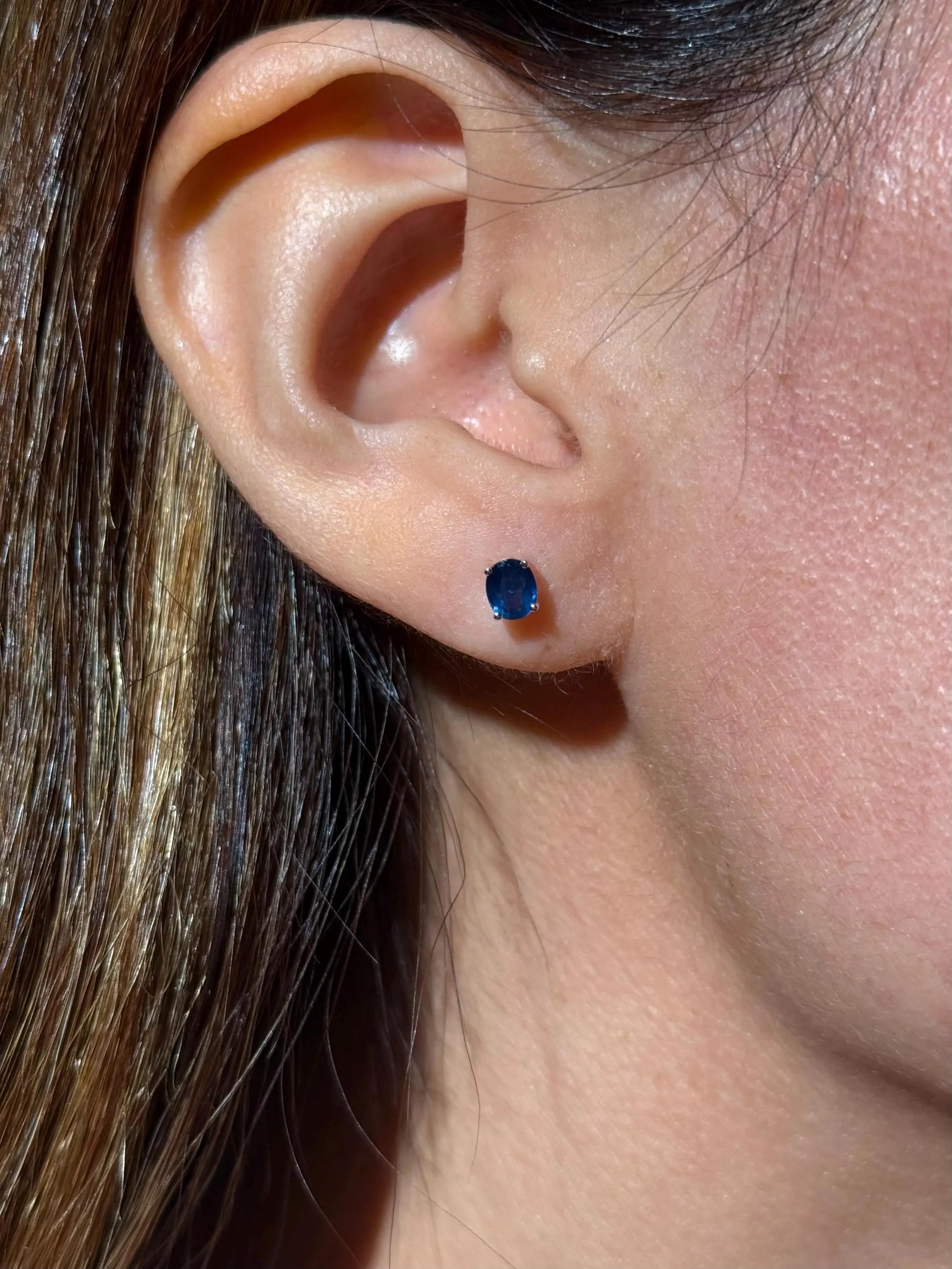 Oval Sapphire Stud Earrings in 14k White Gold